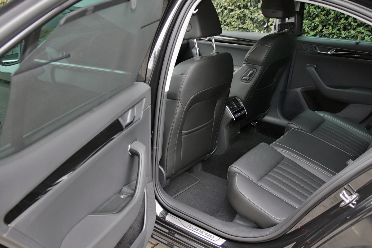 2019-skoda-superb-facelift- (35)